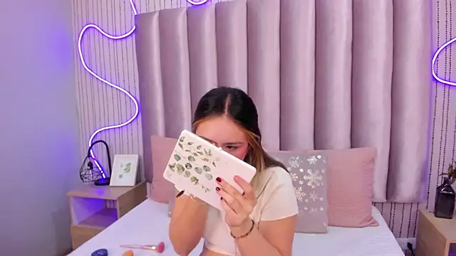 SamanthaPeachss online show from 11-08-25, 11:54