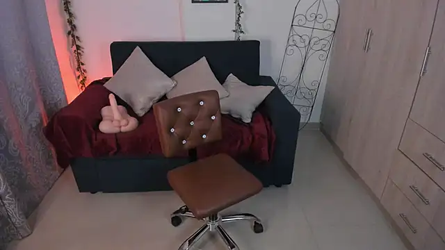 mishelkrave  online show from 10-10-25, 12:20