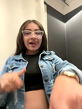 Alyha Cortes online show from 11-22-25, 03:38