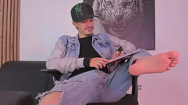 Snapshot of DimitriDeluxe chatting on 10-04-25, 07:45 DimitriDeluxe online show from 10-04-25, 07:45