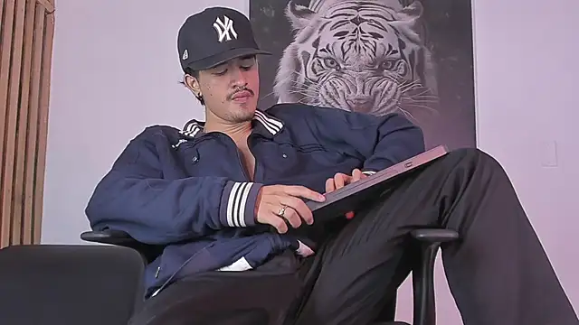 Snapshot of DimitriDeluxe chatting on 10-06-25, 08:06 DimitriDeluxe online show from 10-06-25, 08:06