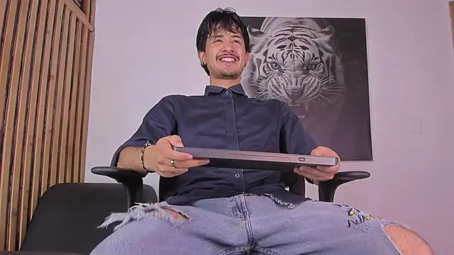 Snapshot of DimitriDeluxe chatting on 10-11-25, 08:29 DimitriDeluxe online show from 10-11-25, 08:29