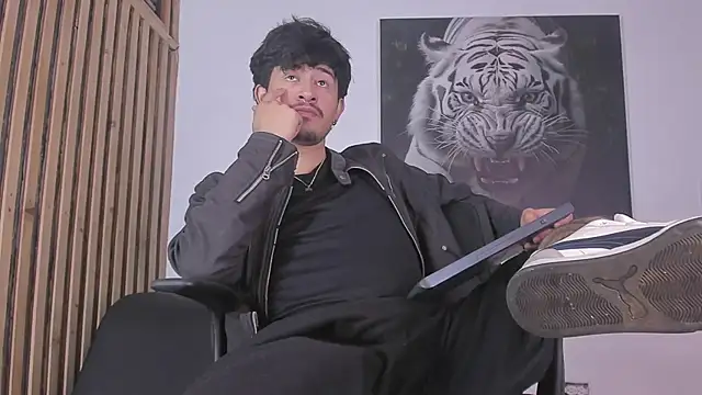 Snapshot of DimitriDeluxe chatting on 10-13-25, 07:36 DimitriDeluxe online show from 10-13-25, 07:36