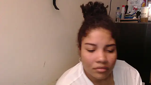 Snapshot of madelene chatting on 05-02-26, 02:27 madelene online show from 05-02-26, 02:27