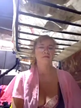 Snapshot of SexyHottMom chatting on 10-19-25, 08:09 SexyHottMom online show from 10-19-25, 08:09