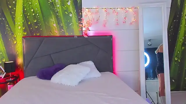 HollyTailors online show from 09-25-25, 05:11