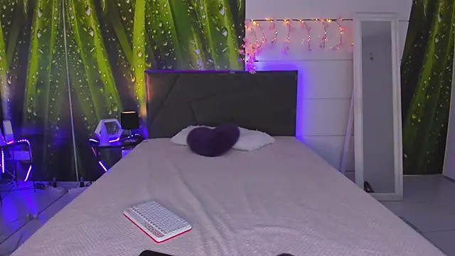 HollyTailors online show from 10-16-25, 05:30