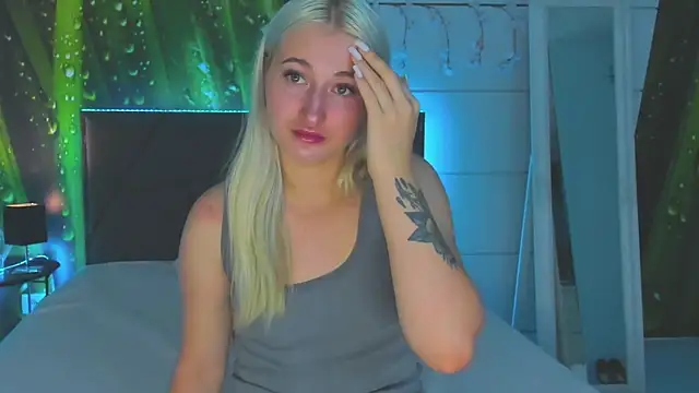 HollyTailors online show from 10-25-25, 05:26