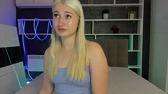 HollyTailors online show from 11-17-25, 01:28