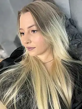 Snapshot of Amy_mit chatting on 10-19-25, 11:22 Amy mit online show from 10-19-25, 11:22