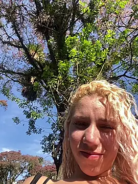 Snapshot of Bruna551 chatting on 10-12-25, 06:40 Bruna551 online show from 10-12-25, 06:40