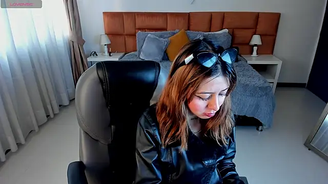 Catti Brie online show from 10-23-25, 11:42