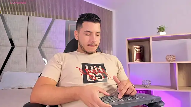 Snapshot of Axel_grey_ chatting on 02-28-26, 12:28 Axel grey online show from 02-28-26, 12:28