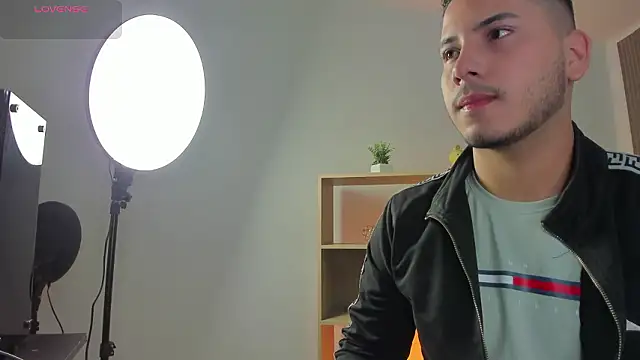 Snapshot of Axel_grey_ chatting on 03-14-26, 12:21 Axel grey online show from 03-14-26, 12:21