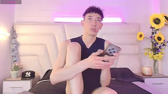 Snapshot of Ashton_Myers chatting on 11-06-25, 08:43 Ashton Myers online show from 11-06-25, 08:43