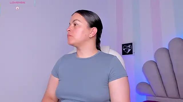 Snapshot of Ariah_Walker_ chatting on 10-28-25, 04:05 Ariah Walker online show from 10-28-25, 04:05