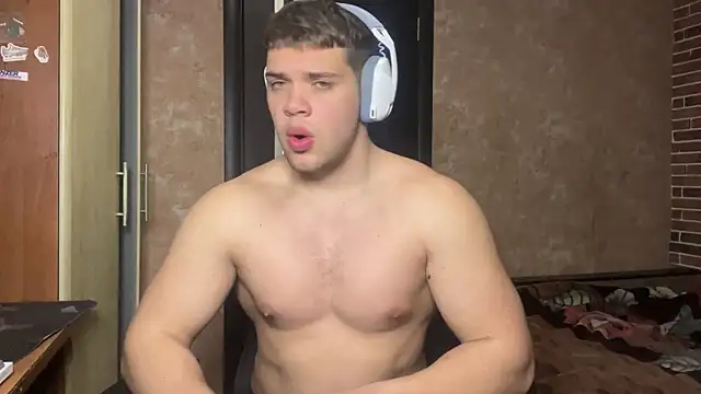 Snapshot of MusclePhantom chatting on 05-05-26, 08:06 MusclePhantom online show from 05-05-26, 08:06