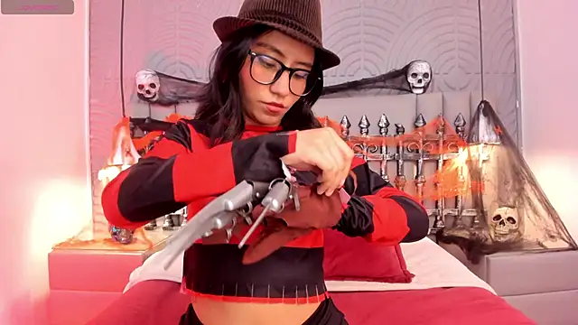 eviegothel  online show from 10-31-25, 08:32