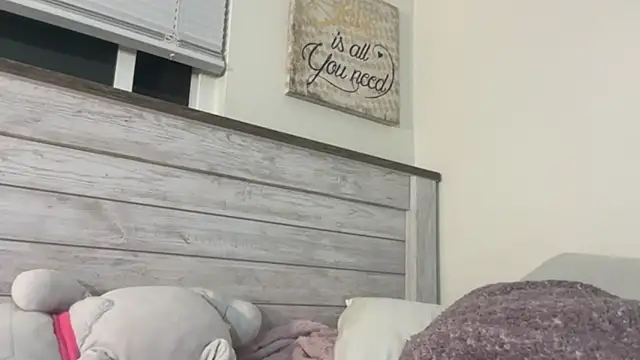 Snapshot of Julietserenity chatting on 10-15-25, 07:52 Julietserenity online show from 10-15-25, 07:52