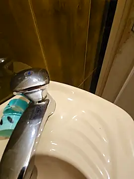 Snapshot of Stingles chatting on 10-05-25, 12:58 Stingles online show from 10-05-25, 12:58