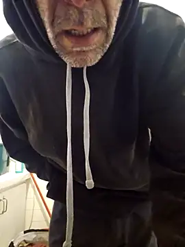 Snapshot of Stingles chatting on 10-10-25, 10:03 Stingles online show from 10-10-25, 10:03