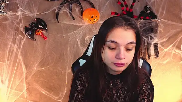 Leila Hefner online show from 10-31-25, 02:23