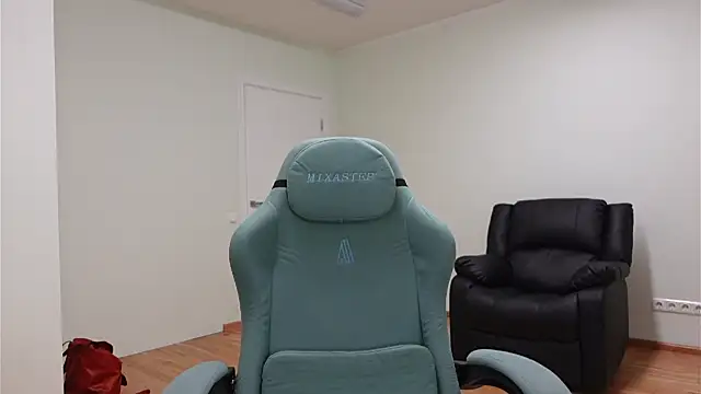 Laura Chaplin online show from 10-25-25, 04:35