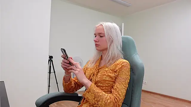 Laura Chaplin online show from 11-23-25, 06:46