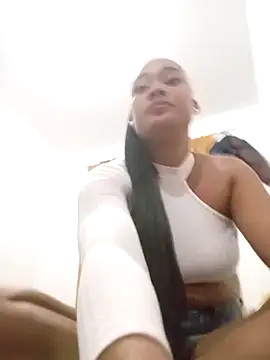 Snapshot of dahian_charlote02 chatting on 10-05-25, 04:44 dahian charlote02 online show from 10-05-25, 04:44