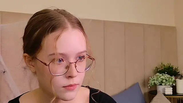 MandyMils online show from 10-26-25, 02:12