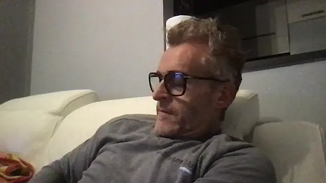 Axl hot online show from 02-12-26, 09:32