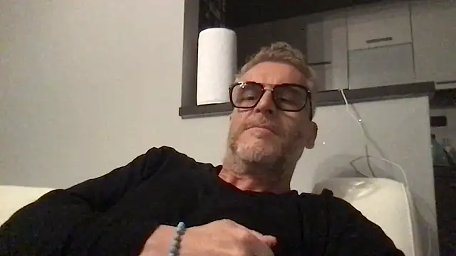 Axl hot online show from 04-30-26, 08:57