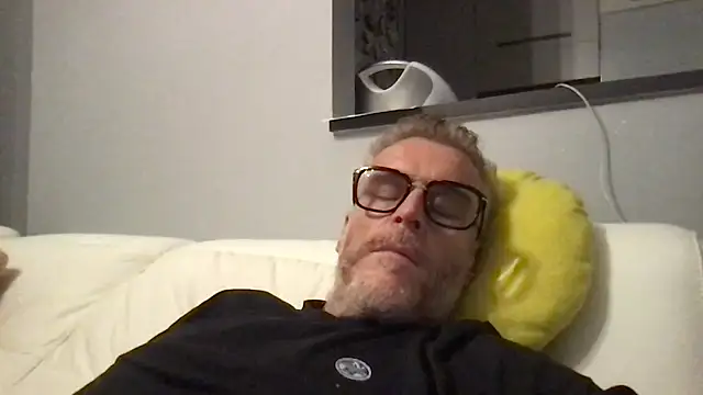 Axl hot online show from 05-04-26, 10:39