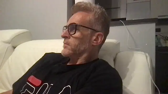 Axl hot online show from 05-08-26, 10:37