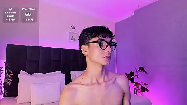 Snapshot of Phillicious__ chatting on 11-06-25, 11:37 Phillicious online show from 11-06-25, 11:37