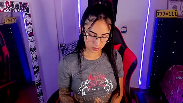 Snapshot of Samanthademonx20_ chatting on 03-15-26, 05:52 Samanthademonx20 online show from 03-15-26, 05:52