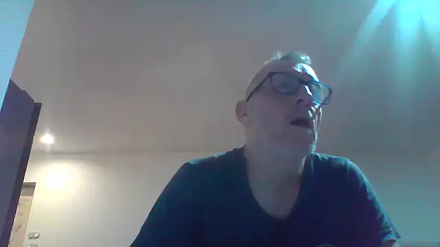 Snapshot of davv28 chatting on 10-17-25, 01:31 davv28 online show from 10-17-25, 01:31