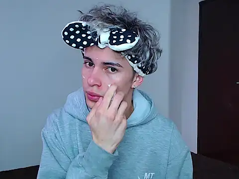 Snapshot of john_vichenso chatting on 10-21-25, 09:15 john vichenso online show from 10-21-25, 09:15