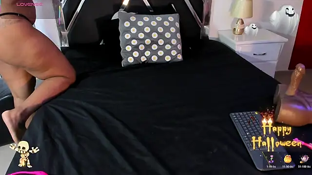 Snapshot of Michelle_Lewis_ chatting on 10-31-25, 04:52 Michelle Lewis online show from 10-31-25, 04:52