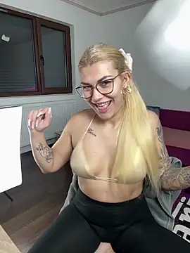 MiaKiittyy online show from 11-30-25, 01:42