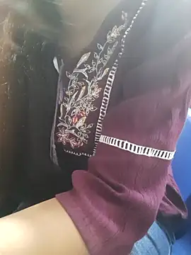 Snapshot of Aarti-kumri chatting on 10-06-25, 05:27 Aarti-kumri online show from 10-06-25, 05:27