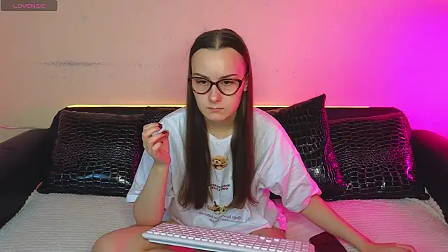 Snapshot of Kelly_Cartier chatting on 10-14-25, 12:06 Kelly Cartier online show from 10-14-25, 12:06