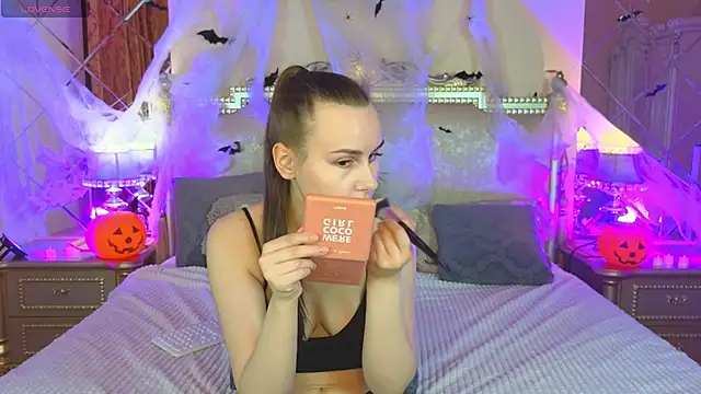 Snapshot of Kelly_Cartier chatting on 10-27-25, 12:42 Kelly Cartier online show from 10-27-25, 12:42