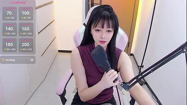 Snapshot of Fioriy66 chatting on 04-29-26, 02:32 Fioriy66 online show from 04-29-26, 02:32