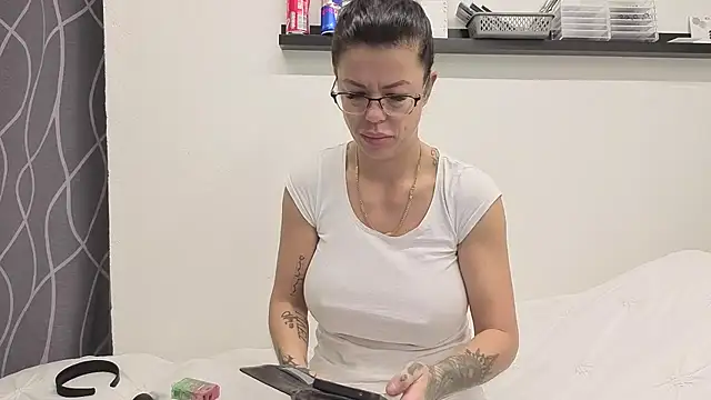 Snapshot of sexygilf82 chatting on 11-24-25, 10:48 sexygilf82 online show from 11-24-25, 10:48