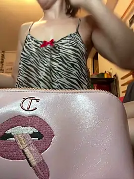 Snapshot of DahliaVonLure chatting on 06-10-26, 12:22 DahliaVonLure online show from 06-10-26, 12:22