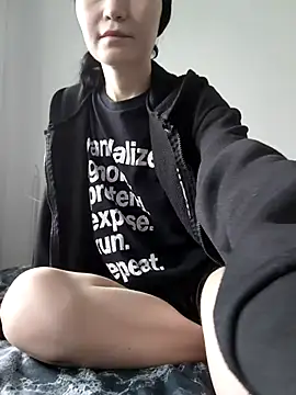 Snapshot of DragonFoxie chatting on 11-10-25, 10:25 DragonFoxie online show from 11-10-25, 10:25