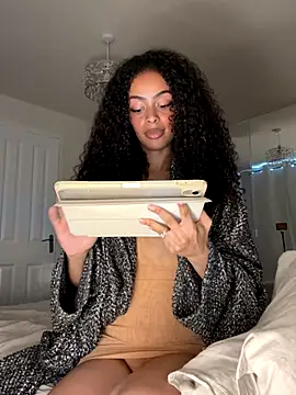 Snapshot of yasmingarcia chatting on 10-27-25, 11:03 yasmingarcia online show from 10-27-25, 11:03