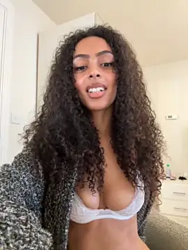 Snapshot of yasmingarcia chatting on 10-29-25, 11:01 yasmingarcia online show from 10-29-25, 11:01