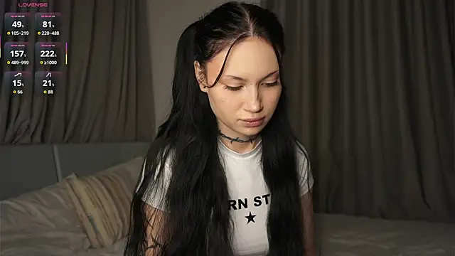 Snapshot of Alice_1n_Wonderland_ chatting on 10-18-25, 02:51 Alice 1n Wonderland online show from 10-18-25, 02:51